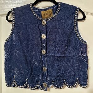 Double D Ranchwear scalloped velvet vest size medium with silver buttons